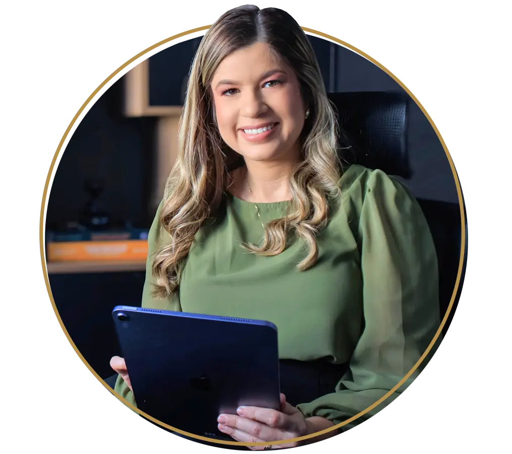 foto da psicóloga Bruna Monteiro sorrindo e segurando um tablet preto